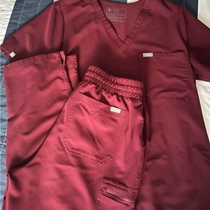 Figs Women’s scrub set XL top/Large Petit bottoms. Burgundy in color EUC